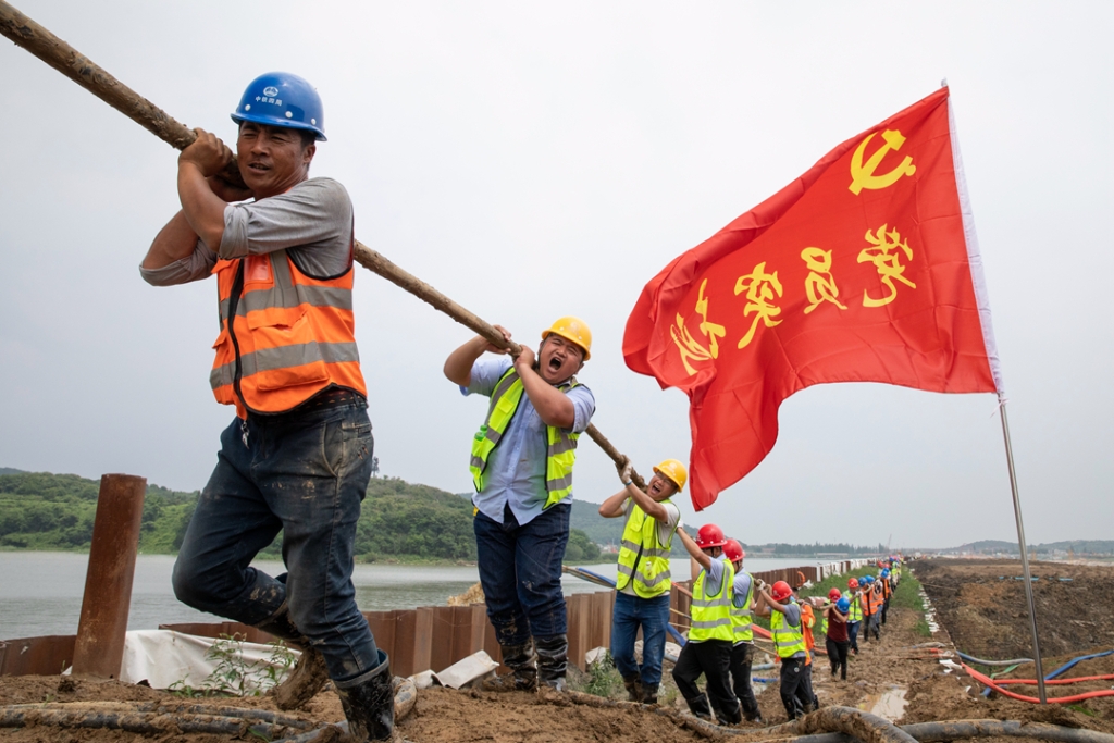 2019年6月21日，蘇錫常太湖隧道工地架設(shè)萬(wàn)伏電纜，黨員突擊隊(duì)在施工現(xiàn)場(chǎng)。