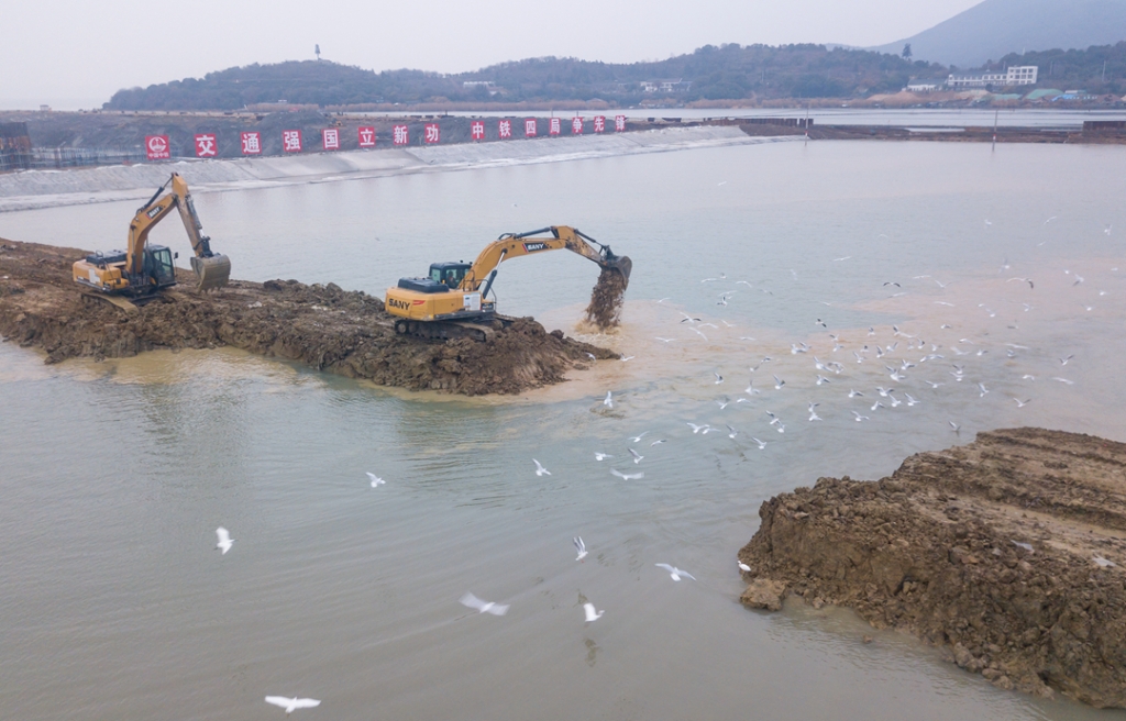 2019年12月23日，鳥(niǎo)群從陸島轉(zhuǎn)換圍堰回水施工現(xiàn)場(chǎng)飛過(guò)。