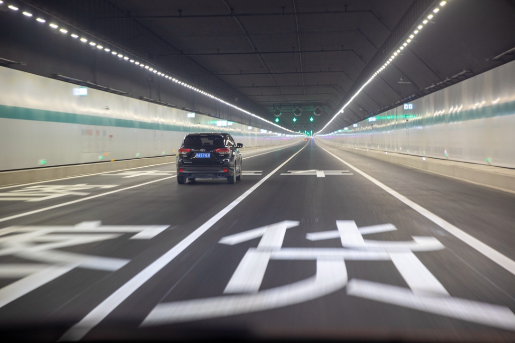 2021年12月30日，車(chē)輛在蘇錫常南部高速公路太湖隧道內(nèi)行駛。